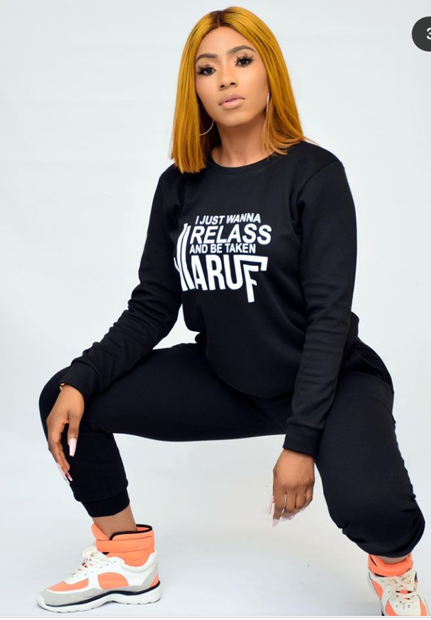 EmpresDee's tweet photo. To copy this tune press 89 😂 
Meanwhile you need to know that you're still in blocking ville by the queen but don't worry mercenaries will take kairuf you since you want to cry. 
how about this color for you and you Ladi ladi 😂 
Beg queen she will give you one https://t.co/ytH2zKPBih