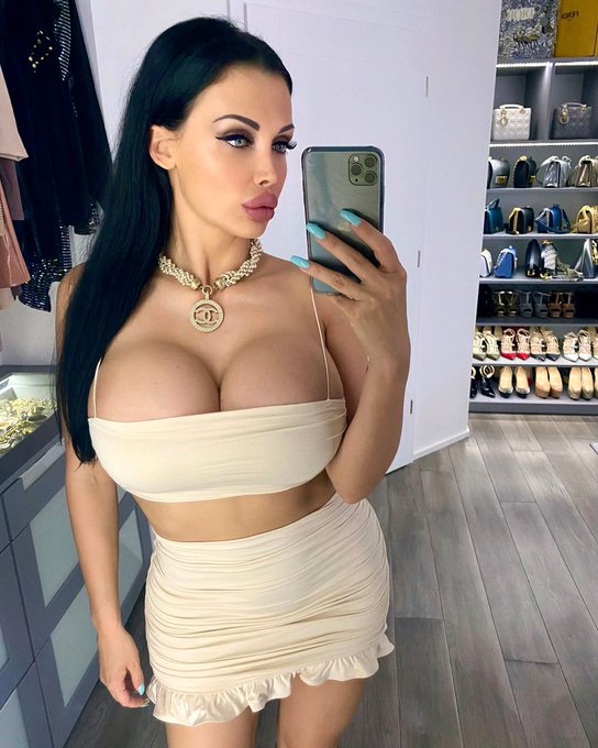 Hello from my closet https://t.co/mDLQpTA7dK