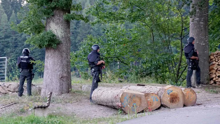 Mediavenir's tweet photo. 🇩🇪 FLASH - 200 #policiers recherchent Yves Rausch, SDF de 31 ans et fou des armes, en fuite dans la Forêt noire à #Oppenau en #Allemagne (40km de #Strasbourg). Il a désarmé une patrouille de #police (4 hommes) qui tentaient de l'interpeller dimanche. (médias allemands) #Polizei https://t.co/fpuU4YfI5O