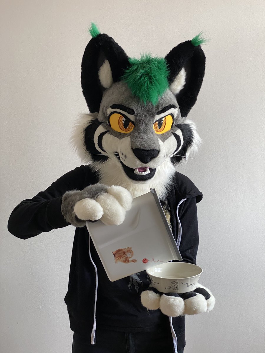 Recently completed partial fursuit for Hadrinn!
He is a hungry lynx.
#fursuitmaker #fursuit #furry