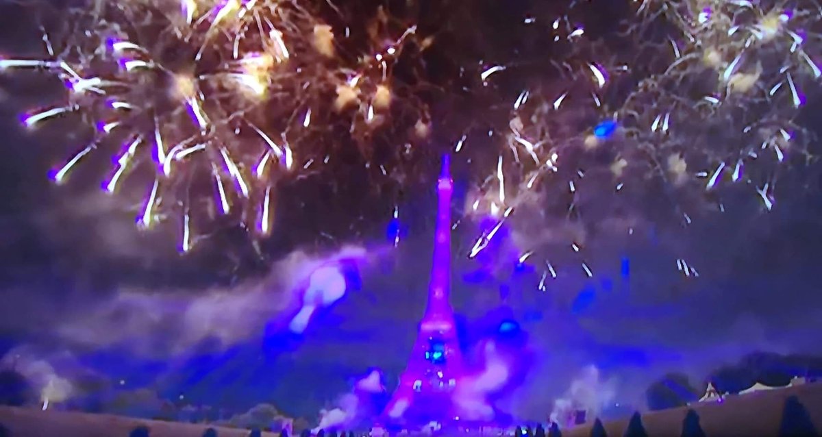 sebdrecq's tweet image. Elle a quand même de l'allure notre vieille dame sous ce feu d'artifice !!
🏙️🌋🎆🎇✨🎉