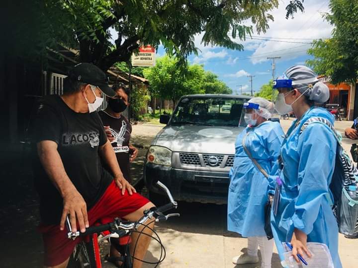 RSCholuteca1's tweet photo. CHOLUTECA BRIGADAS MEDICAS EN ACCION!!! 
Inician las brigadas medicas con personal especializado para rastrear casa a casa a personas con sintomatología para sospecha de COVID-19. @saludhn @AlbaConsueloFl1 @jmpaguada @DrMauriciolivaH @JuanOrlandoH @loucel33 @redescholuteca https://t.co/RRzlj0OuZM