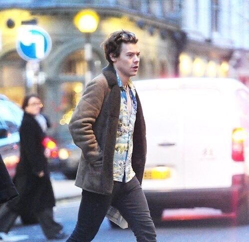 Harry Styles but wearing the same clothes over and over again bc that’s some royalty sh*t. A thread