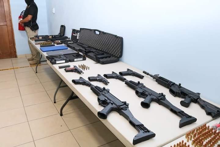 HJSANTOSRUDAS's tweet photo. Armas encontradas a los “Decentes” q manejaron la seguridad en la época del #Enfermo de #Varela!; a @gustavoperezpma lo encerraron 4 años por un Arma de colección; espero ver a #Picuiro y demás PRESOS por los juguetitos de u guerra y todo el daño q hicieron en 5 años! https://t.co/MlWLQLB6kZ