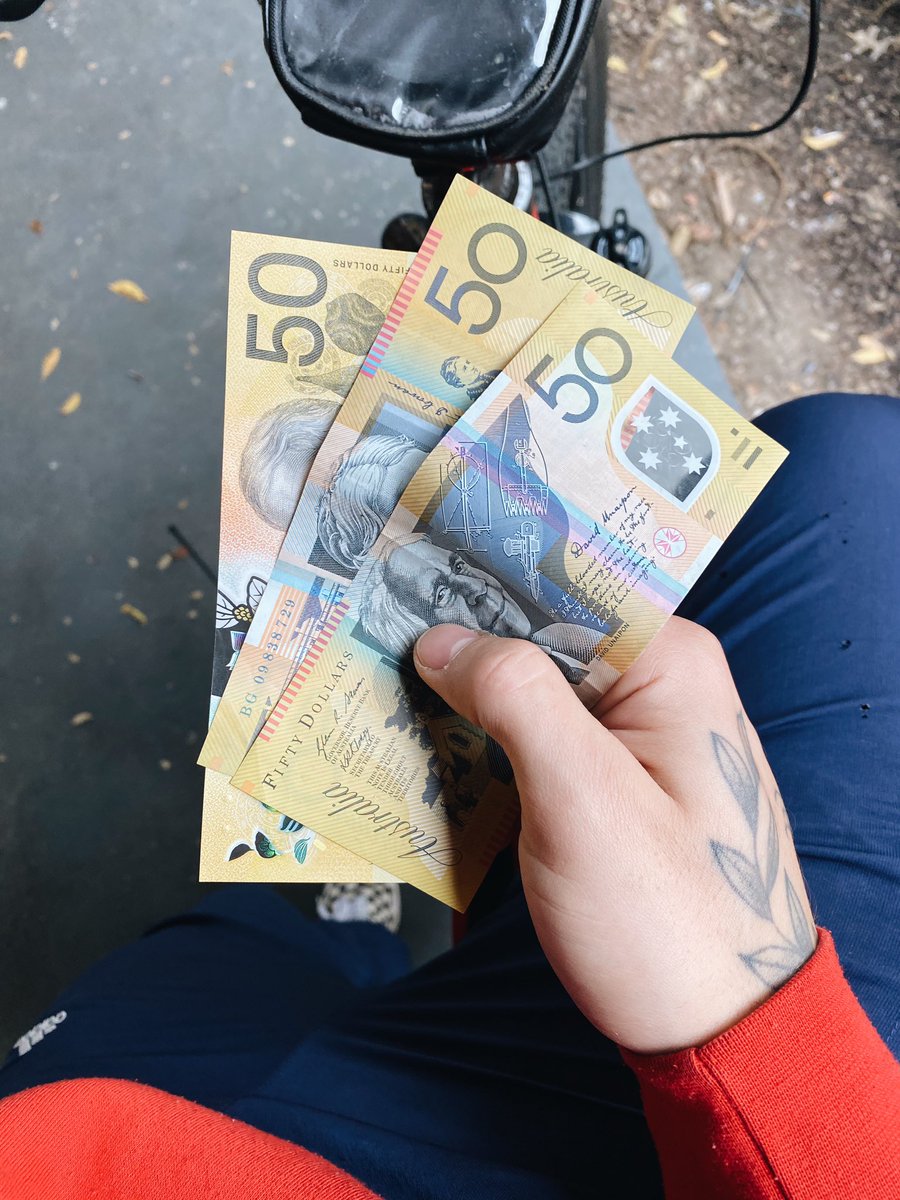 thelovway's tweet photo. hoje é um dia feliz, fui “atropleado” por uma ferrari e o cara me deu 150 dol (550 reais) como pedido de desculpa 😍🤩 que diaa! https://t.co/NJe4FcIF5V