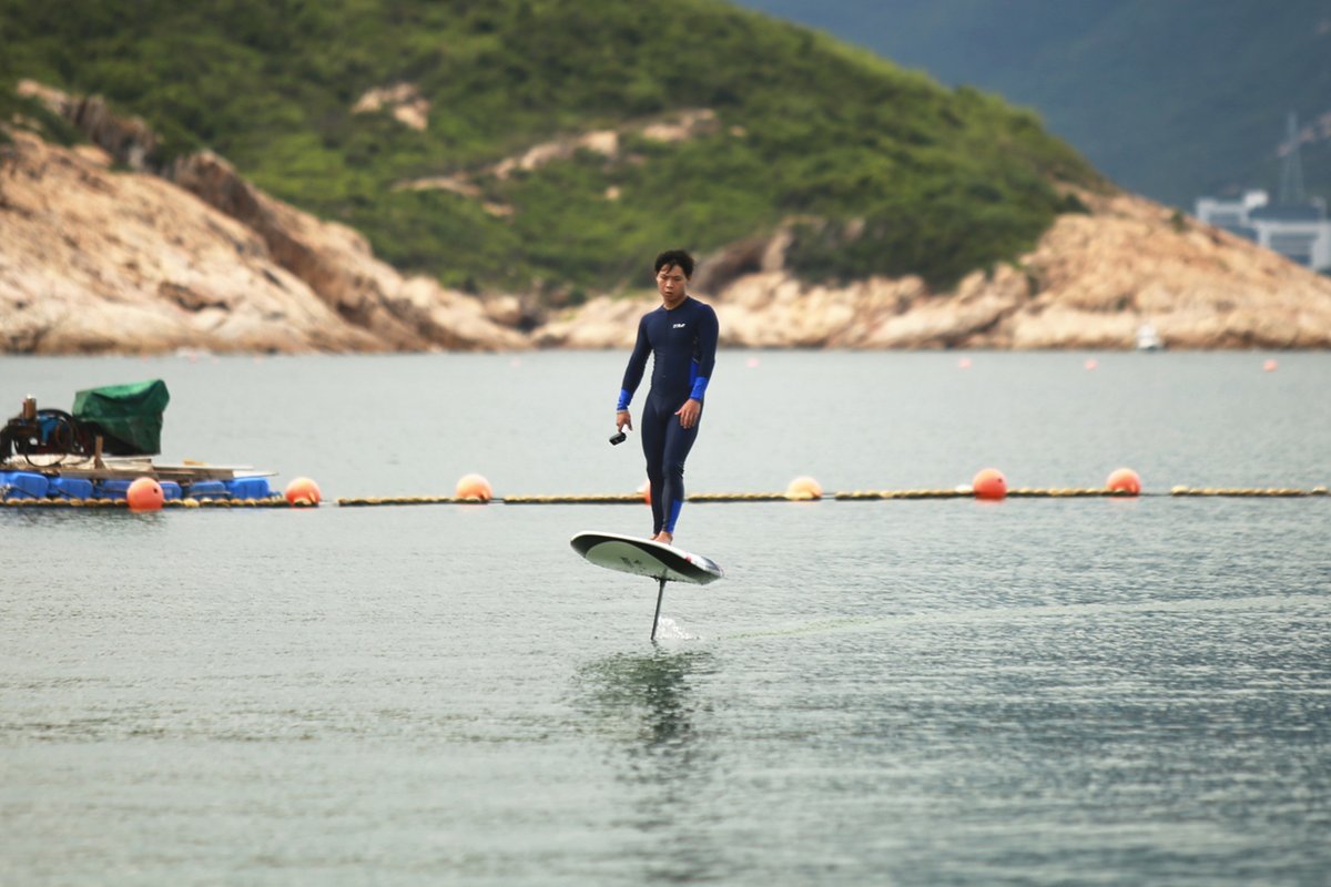 HoverstarVideo's tweet photo. Fly into the summer session in full swing. Hover Foil H5 ready for pre-order.
#havospark #hoverstar #hoverfoil #efoil #efoiliker #h5 #electrichydrofoil #electricsurfboard #sailing #watersports #kitesurf #kitesurfing #windsurfing #wakeboard #flyboard #yachting #yachtinglife #surf https://t.co/6onmpbZFvc