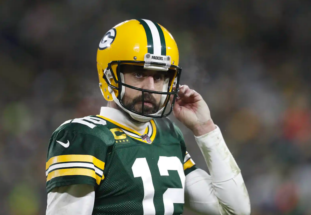 BearInsider's tweet photo. The NFL is full with elite quarterbacks these days, and @AaronRodgers12 is definitely one of them. Never forget, he's a "baaaaad" man, and also has the highest career passer rating in history #gobears #calsports https://t.co/eWNDAGF4Pz https://t.co/FpwaTGgCIv