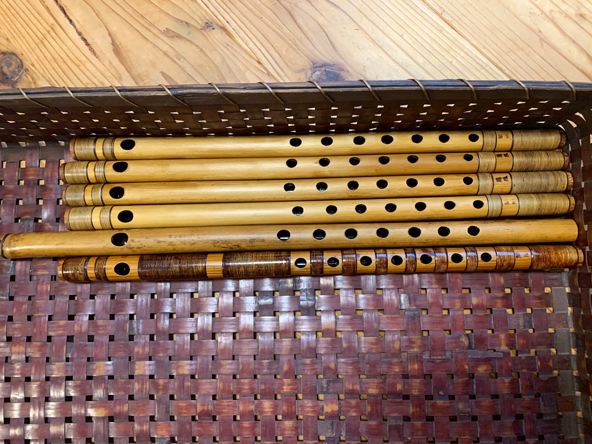 お囃子用(古典調)の六本調子です。工房には在庫が6管ほどございます