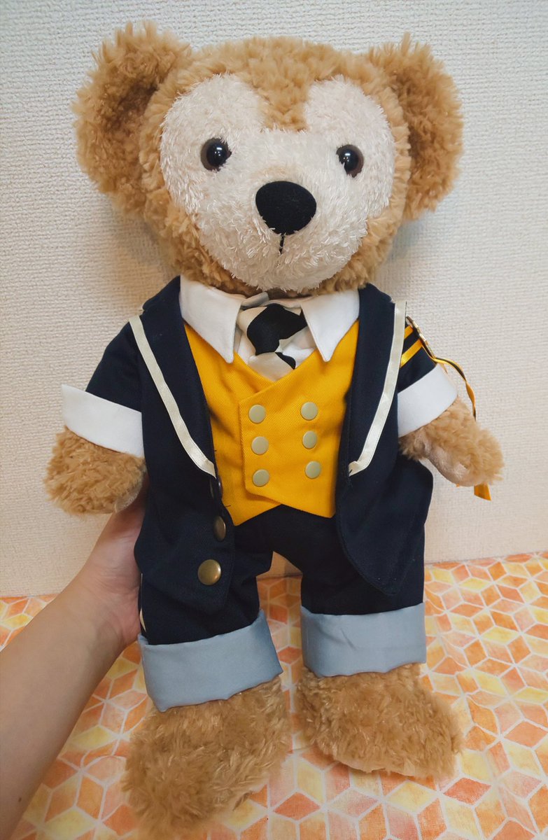 momo_twst's tweet photo. ダッフィーに作ったラギーくんの制服これでやっと完成ー🧡
ズボンの折り返しが気になってたのでちょっとお直し！
ピンズも付けた🦁
リボンちょっと長いかな…🤔

写真撮るのがヘタすぎて可愛さが伝わらないな😂

#twst手芸部
#ツイステ手芸部 https://t.co/pOp63ONSHf
