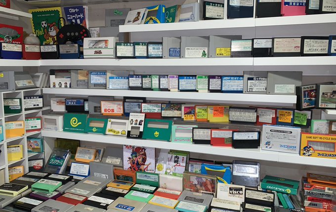 oroti_famicom's tweet image. ファミコンカセットをひっくり返すとたまに貼ってあるファミコンショップ独自の裏ラベルや専用ケースなど「ファミコンショップグッズ」の保護活動をしています。

もしお持ちの方がいたら是非お譲りください。資料本の発行など歴史を残していく活動にご協力を！

 #ショップシールの世界