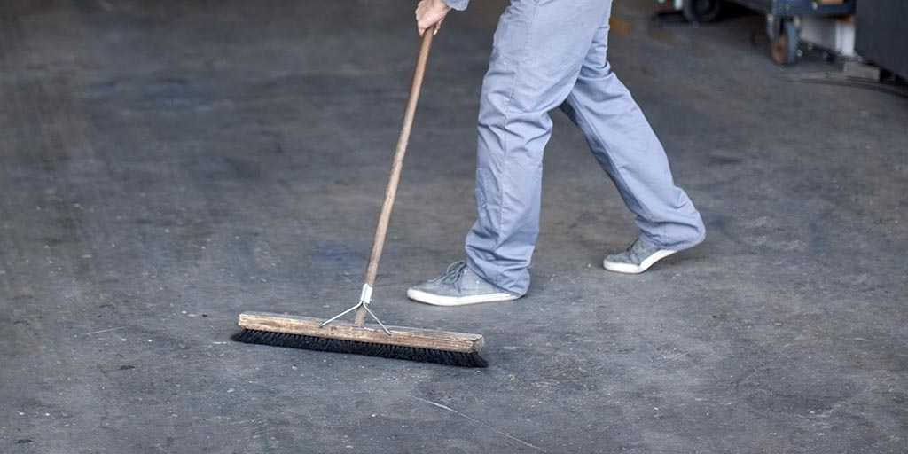 PeelPublicWorks's tweet photo. Reduce or stop exterior surface washing. Outdoor water advisory in place for Brampton and Mississauga. Sweep driveways, walkways and sidewalks instead. Help maintain our water supply. Visit https://t.co/nT5Mr4glXz @PeelPolice https://t.co/Ernv6Ek7sD