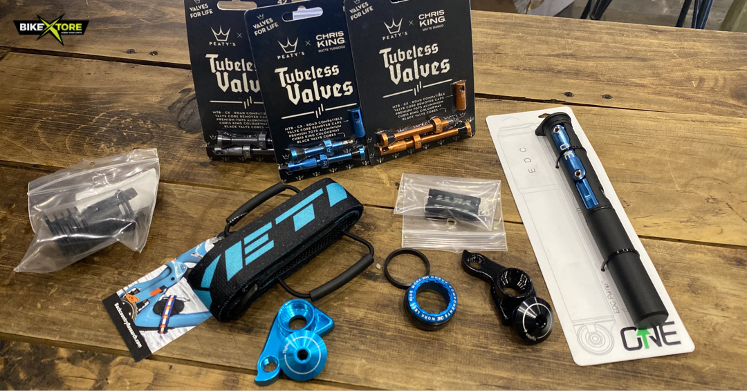 💎💍 Esto nunca te debe faltar! Valvulas de @peatysproducts strap de @yeticycles para tu camara y hanger para tu bici. Y jamas olvidar la herramienta de @oneupcomponents #BikextoreBuilt 💥🛠️ #mtb #enduromtb 🚴🏻 #bikeporn 💦 #bikes 🚴🏻#xceedyourlimits 💥