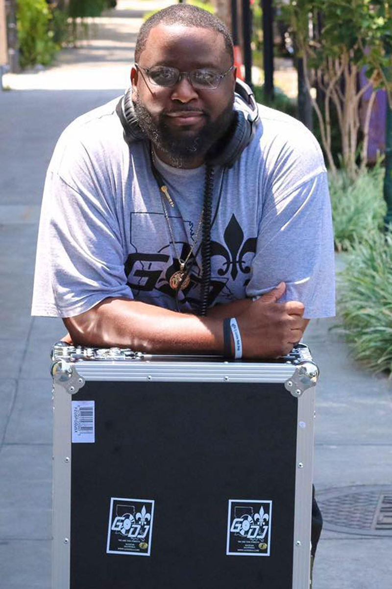 dead at 44Oliver Stokes, "DJ Black N Mild" known for bringing  #NewOrleans bounce music to the radio died from  #COVID. The father of 4, also worked in a charter school. He was feeling sick with a fever and shortness of breath, then died shortly after.  https://www.billboard.com/articles/news/obituary/9339923/new-orleans-bounce-dj-black-n-mild-dead-coronavirus