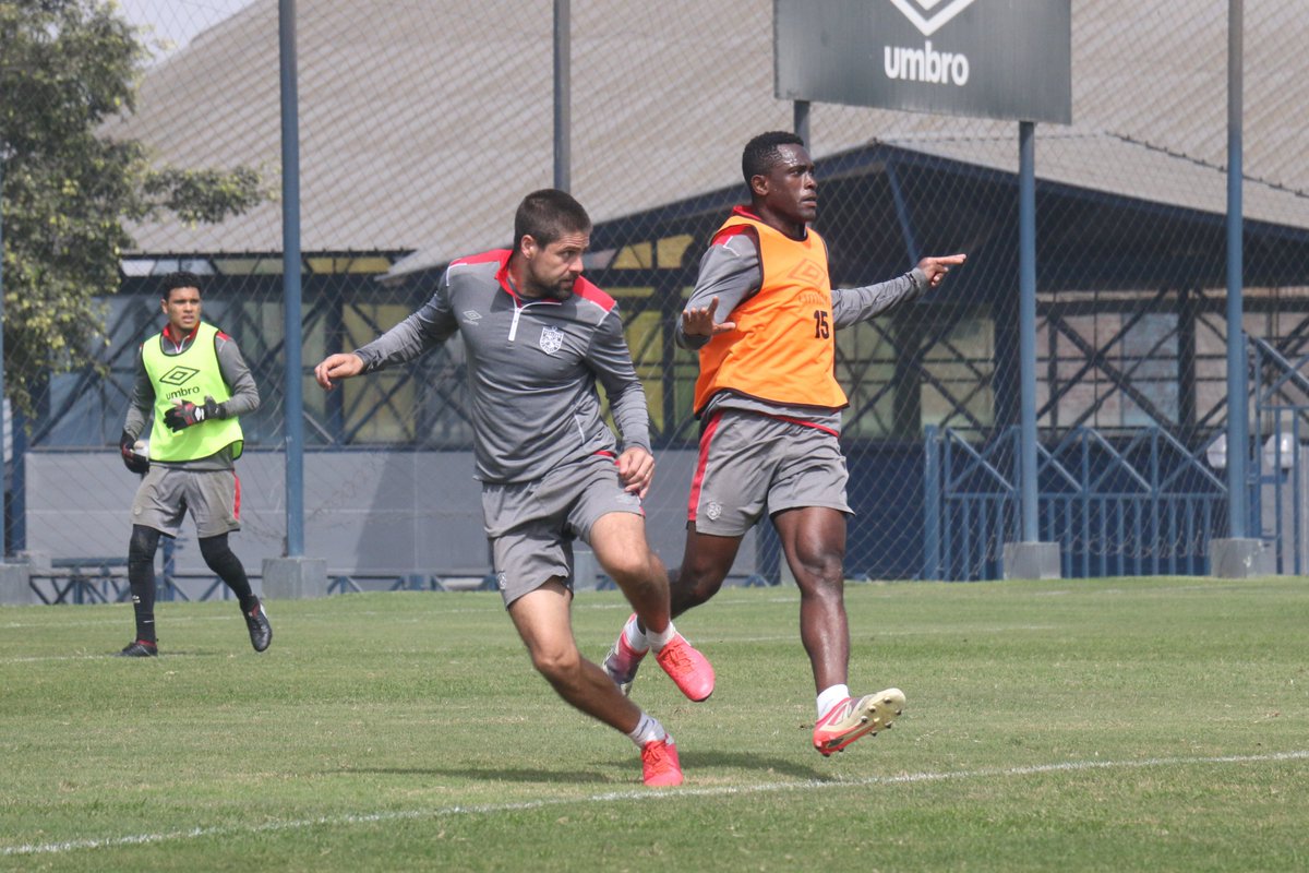 Club_USMP's tweet photo. ⛳️ Los 'santos' trabajaron a doble horario con el plantel completo, bajo la dirección del profesor Héctor Bidoglio. 

#VamosUSMP ⚽️ https://t.co/bQ58KfNUK5