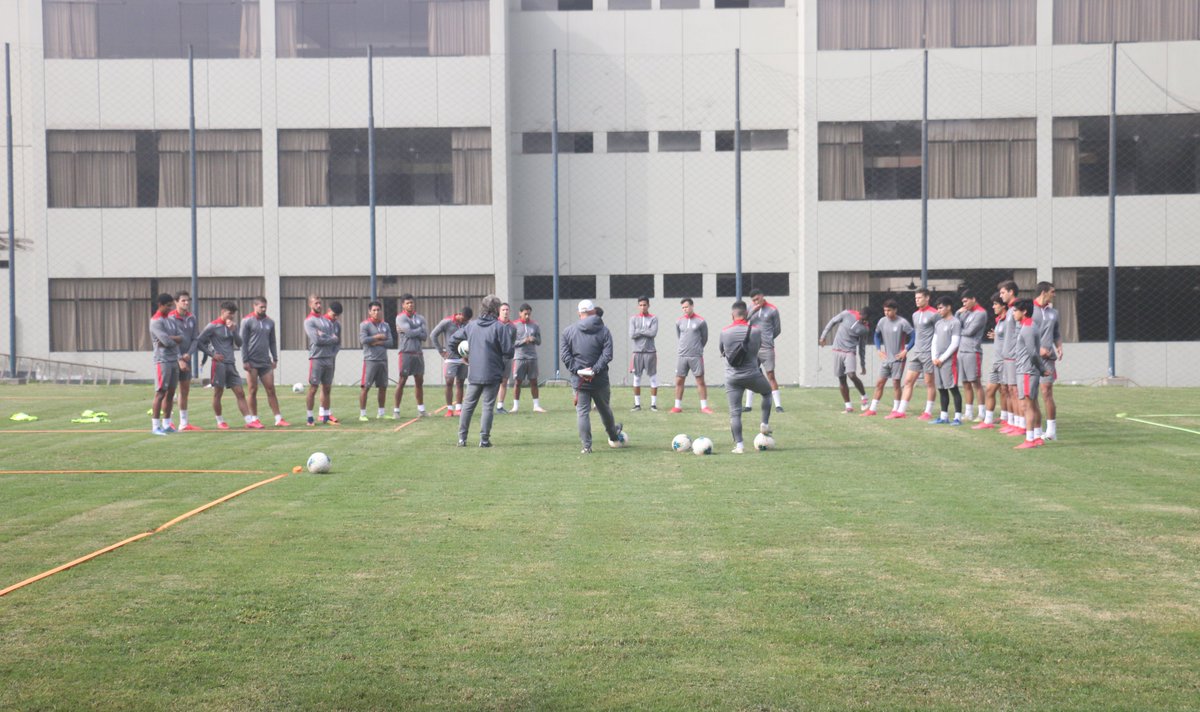 Club_USMP's tweet photo. ⛳️ Los 'santos' trabajaron a doble horario con el plantel completo, bajo la dirección del profesor Héctor Bidoglio. 

#VamosUSMP ⚽️ https://t.co/bQ58KfNUK5