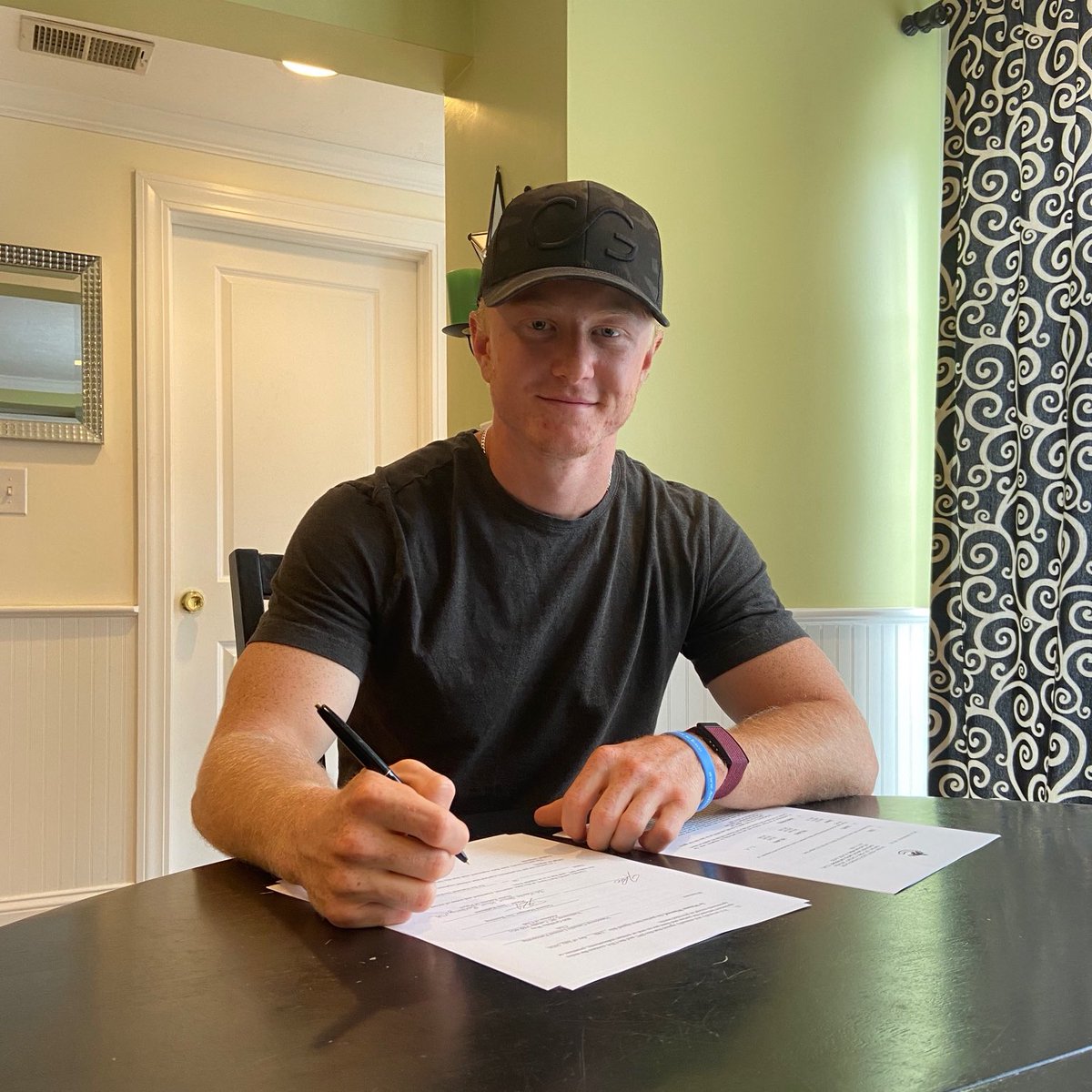 Canucks's tweet photo. Welcome Jack!

“Extremely excited for the opportunity to join the #canucks organization! Can’t thank my family, friends, teammates and coaches enough for all of the support.” (IG: jack.rathbone) https://t.co/ezyRXvgJKx