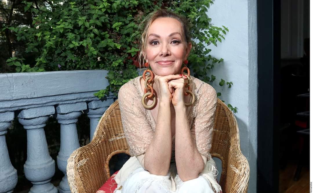 Anabel Ferreira es una actriz que alcanzó la fama en 1988 con su programa ¡Anabel! Hace poco apareció en las cintas No sé si cortarme las venas o dejármelas largas, Recuperando a mi Ex y Cuando los hijos regresan, por la que fue nominada a la Diosa de Plata.