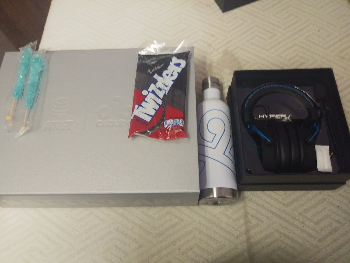 ExiledStarlight's tweet image. @Cloud9 I couldnt believe it when I opened it! Thank you @ATT for making this possible #ATTC9FAM
@Zven :) @blaber @Licorice @Nisqylol @VulcanLoL and you guys signing the jersey blew my mind. Lets take the summer split and show em why C9s the best in the LCS. Feat. my stickers