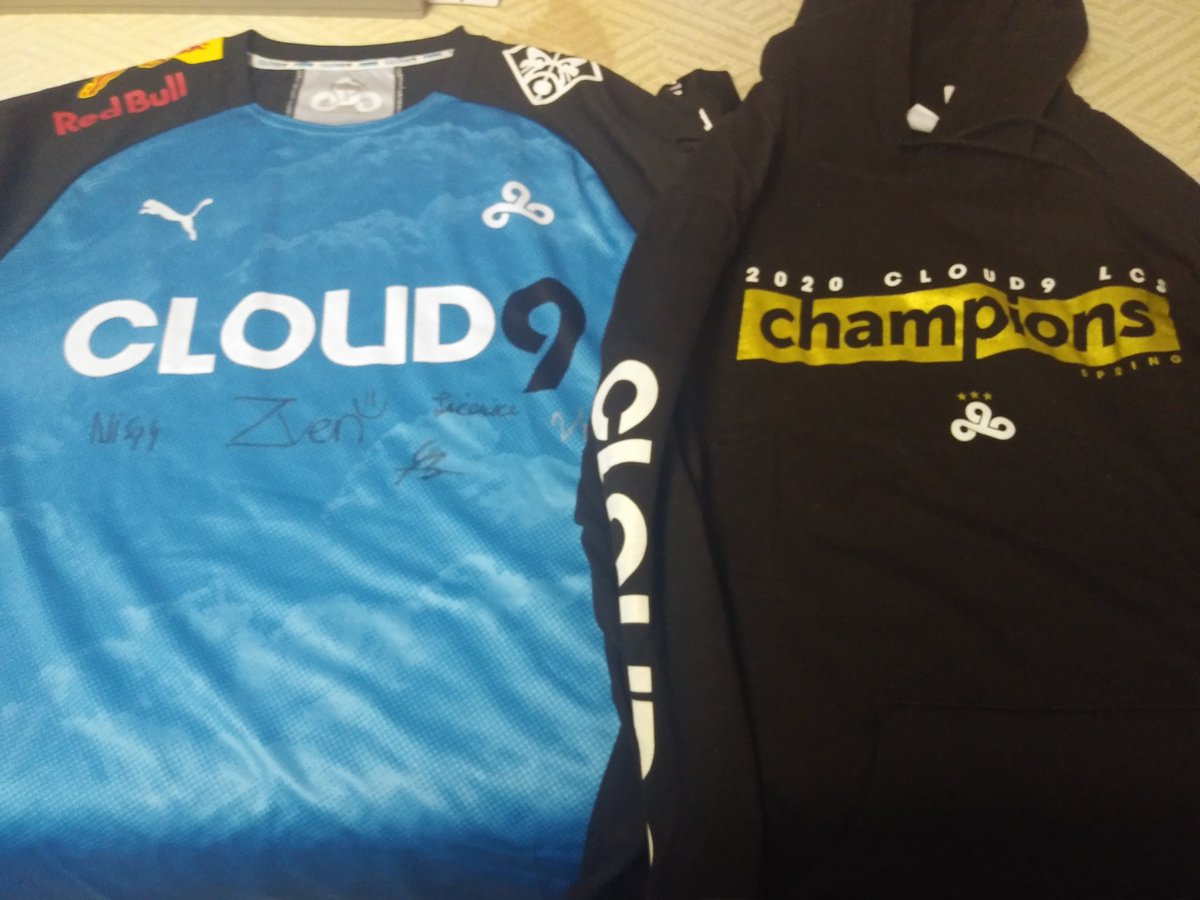 ExiledStarlight's tweet image. @Cloud9 I couldnt believe it when I opened it! Thank you @ATT for making this possible #ATTC9FAM
@Zven :) @blaber @Licorice @Nisqylol @VulcanLoL and you guys signing the jersey blew my mind. Lets take the summer split and show em why C9s the best in the LCS. Feat. my stickers