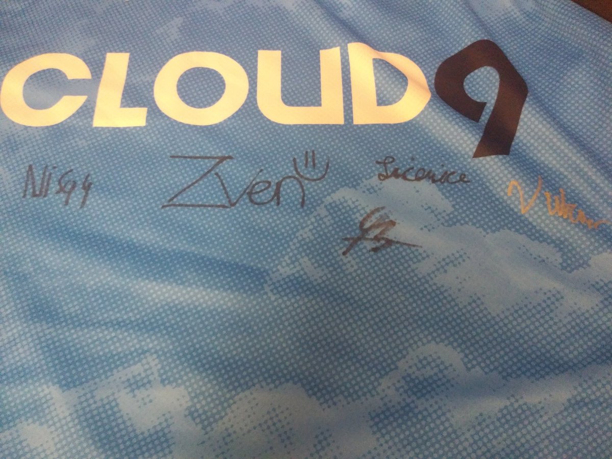 ExiledStarlight's tweet image. @Cloud9 I couldnt believe it when I opened it! Thank you @ATT for making this possible #ATTC9FAM
@Zven :) @blaber @Licorice @Nisqylol @VulcanLoL and you guys signing the jersey blew my mind. Lets take the summer split and show em why C9s the best in the LCS. Feat. my stickers