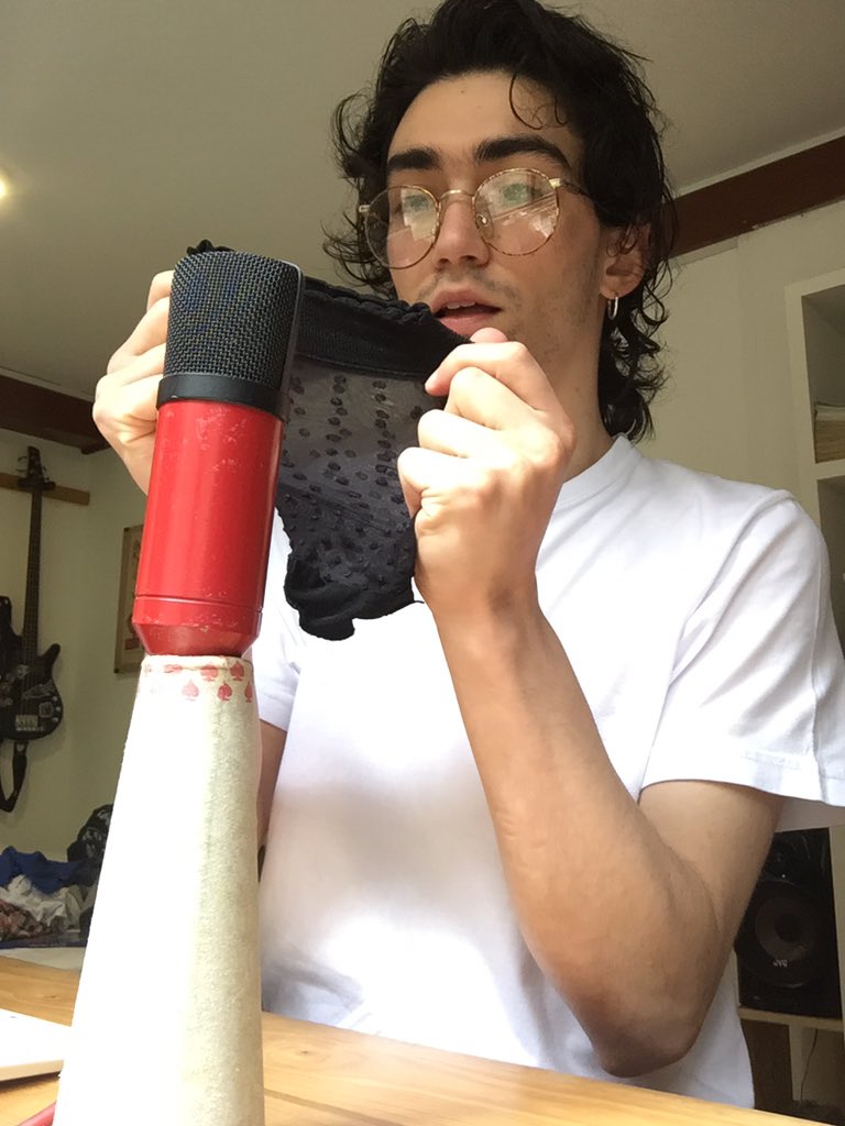 ElEnemigoCol's tweet image. Cuando no tienes base ni pop filter... conito y media velada #diy #rattrap #incorrecto #trvepunk