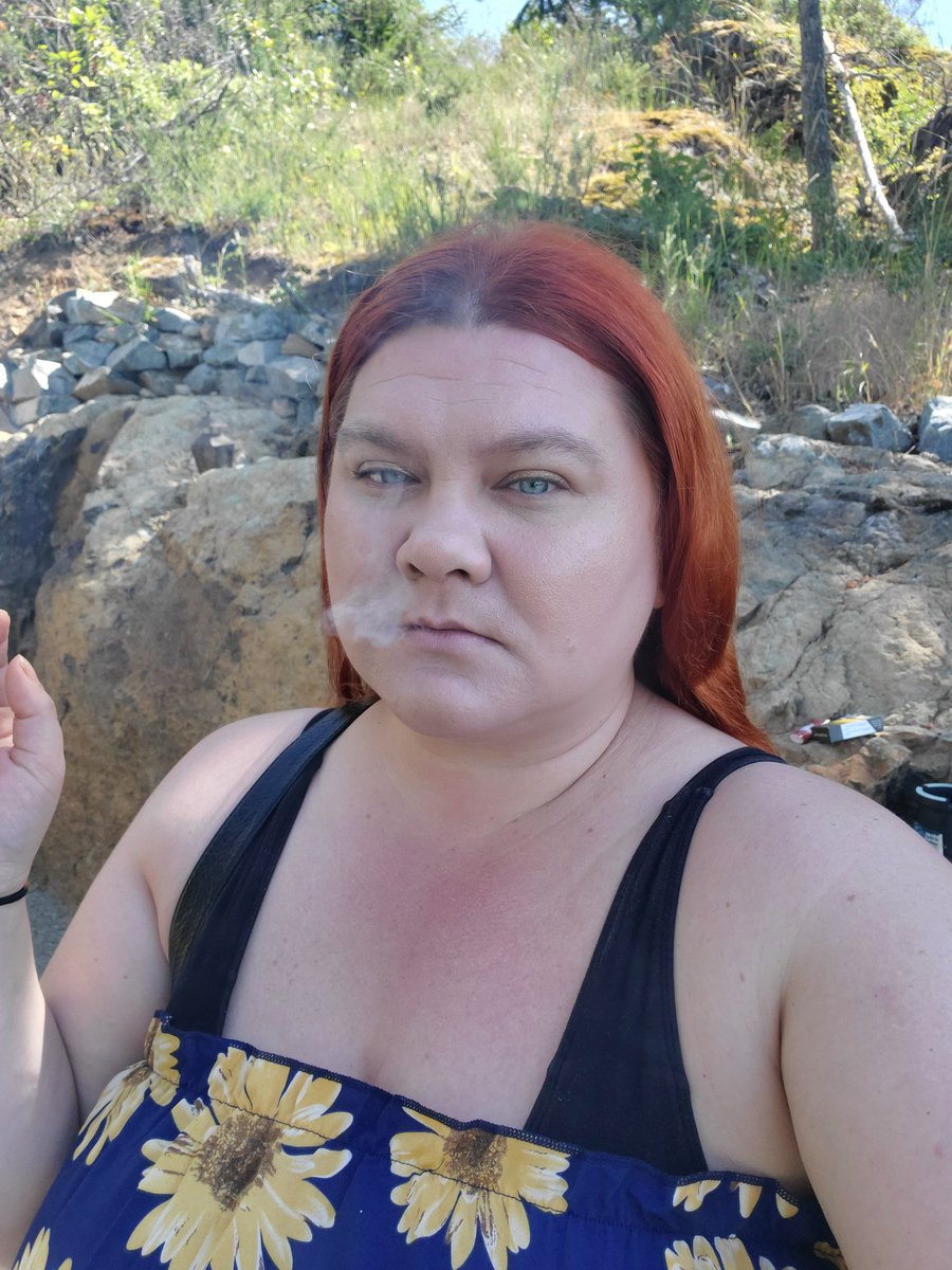 BbwSmoking's tweet photo. Just having a cigarette at my parent's house 🏠 

#smoking #smokingfetish https://t.co/RALnsODeRw