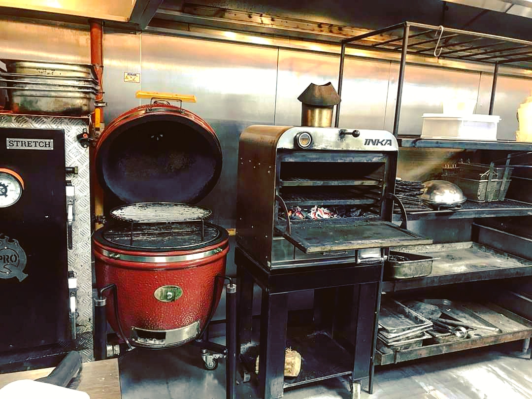 bern_whitehead's tweet photo. Do like being back at work @quarterhousenq @Monolithgrilluk @ProQSmokers #argentianrack #fire #wood #smoke https://t.co/Pk3sopF16c