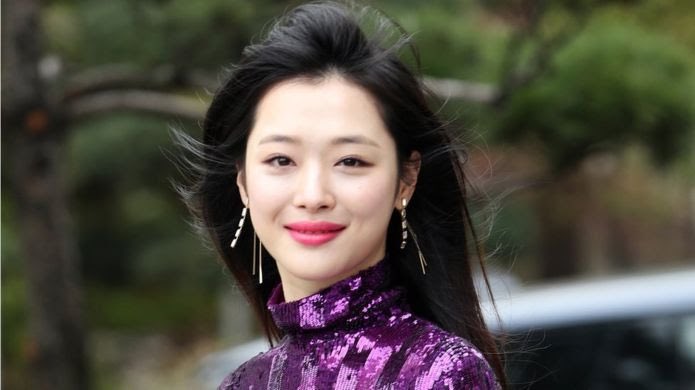 Sulli the former f(x) member openly spoke about her battle with mental health, cyberbullying, supporting women and called out the nasty side of the kpop industry. sulli shamelessly defied kpop norms by talking openly about her relationships and dressing how she liked