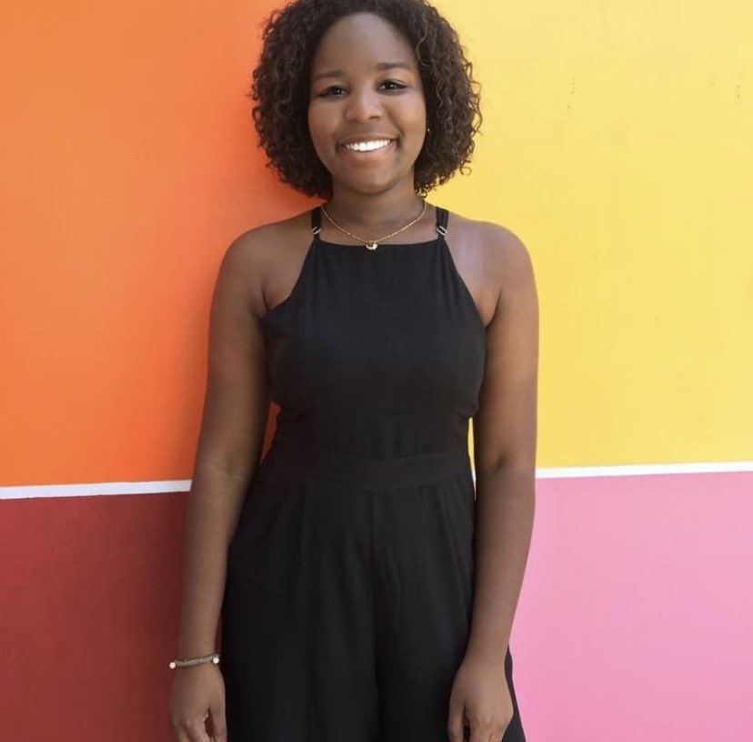 almanaquedisney's tweet photo. Essa é a Fernanda Ribeiro, dubladora brasileira que foi a voz de várias personagens da Disney enquanto crianças.

Ela foi vítima de um racismo nojento onde algumas pessoas falaram que ela tinha que PROVAR que dublou elas, a chamando de mentirosa. https://t.co/3gPdcNT7PS