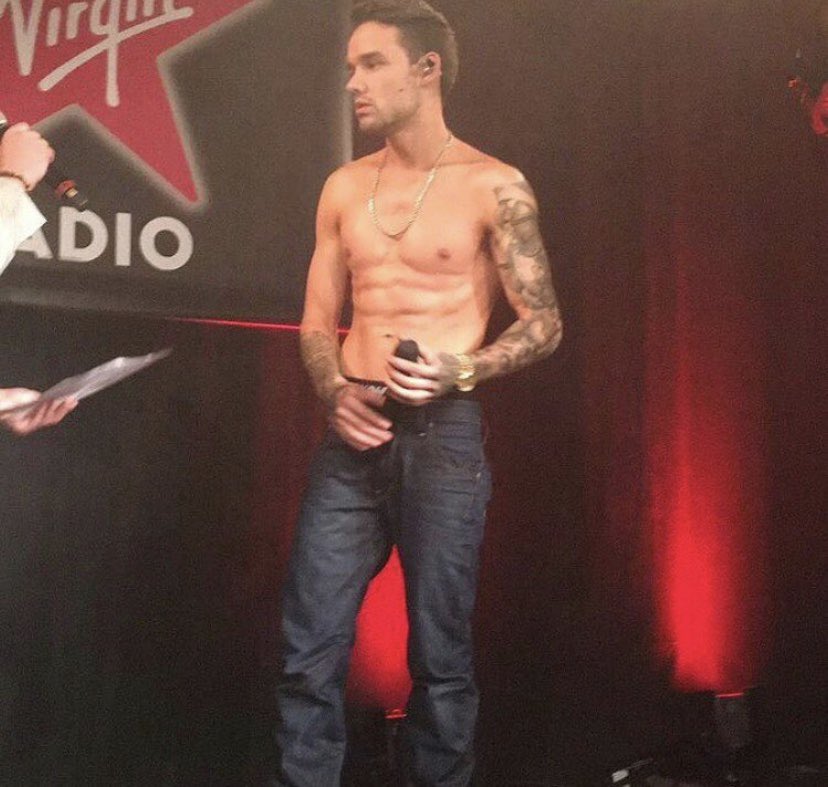 chileliampayne's tweet image. Hace tres años atrás 💕 
Liam se presentó en un evento privado organizado por @VirginRadiofr 

#StreamLiam