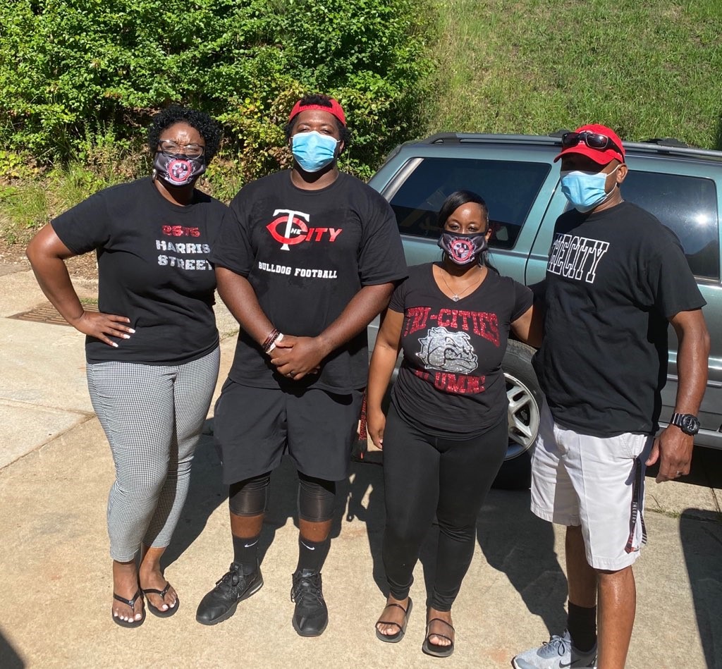 TriHighSports's tweet photo. Shout out to the TCHS Alumni Association for supplying the football team with water for the athletes!!#BulldogGreatness!!! https://t.co/M81XnfL8KJ