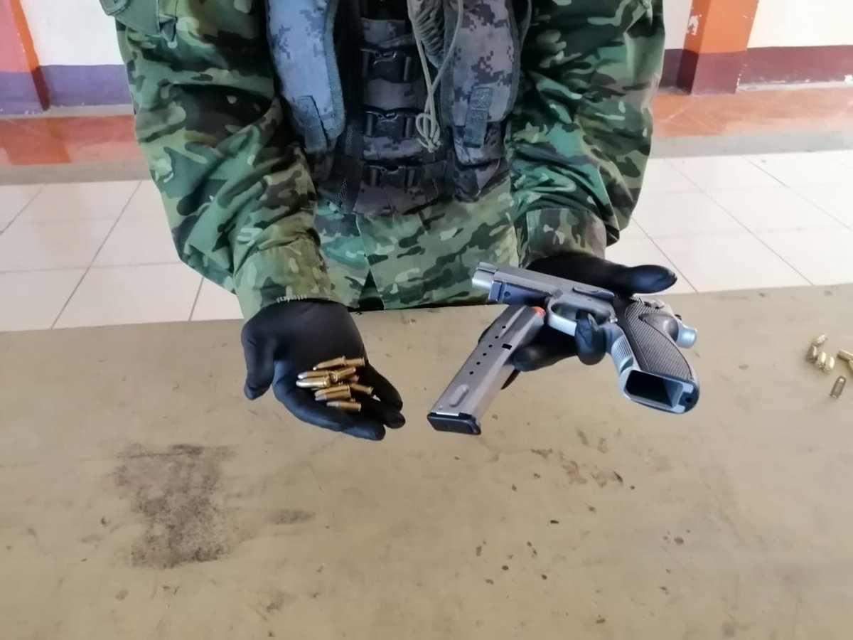 FFAAECUADOR's tweet photo. #LosRios| Efectivos del Grupo de Fuerzas Especiales N.º 26 Cenepa, decomisaron armamento y municiones, mediante una operación de control de armas ejecutada en #AguasFrias, cantón #Mocache, mismo que está siguiendo los protocolos de ley. #FFAAContigo https://t.co/Fo8RoLowwo