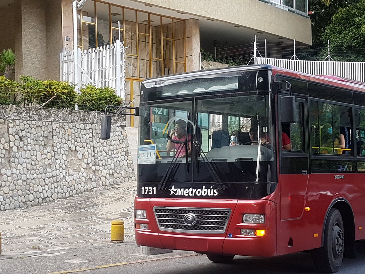 Mezc201's tweet photo. @NTN24ve Esto ocurrió hoy a eso de las 4.30 pm, como se puede observar la copiloto del Metrobus que cubre la ruta Bellas Artes-San Bernardino,  identificada con camisa rojita, lleva el tapaboca de bufanda. ¿Y dónde quedan las medidas de prevención? o es que por usar camisa Roja..... https://t.co/sFuAyQzWNj