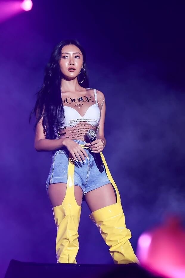 Hwasa MAMAMOOhwasa of mamamoo has been fighting korean beauty standards since before debut, making a healthy, tanned, curvy body beautiful. she lets fans know it’s okay to not be fine and that everyone should be confident in themselves. she also slams how koreans judge women