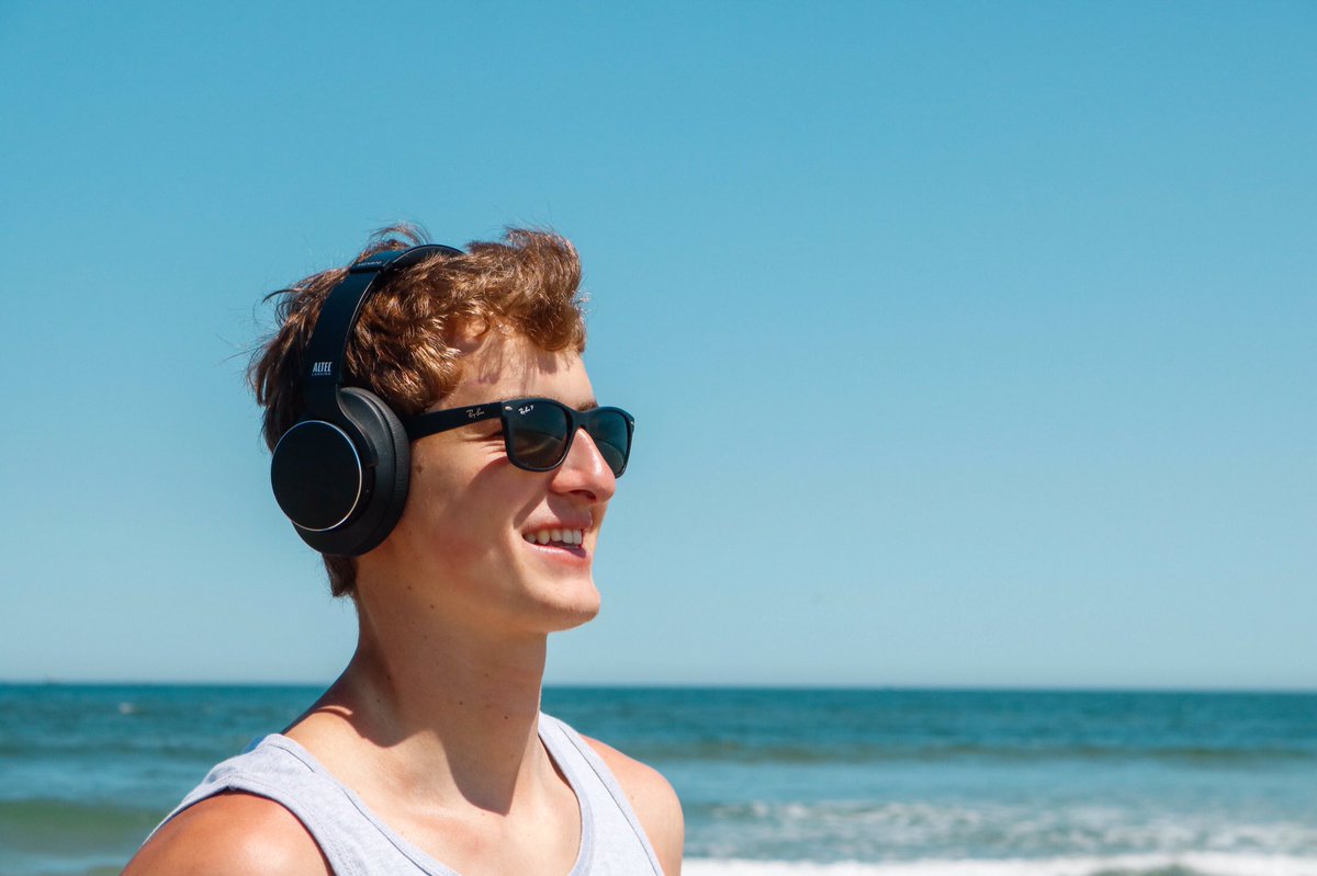 AltecLansing's tweet photo. These ComfortQ Active Noise Cancelling Headphones will make you feel like you're on vacation mode where it's just you and your music😎 Click the link in bio to grab pair! #AltecSummer https://t.co/JSu2ODDsTN