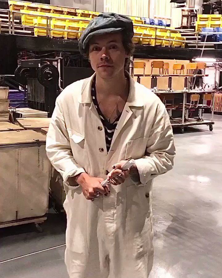 Harry Styles but wearing the same clothes over and over again bc that’s some royalty sh*t. A thread