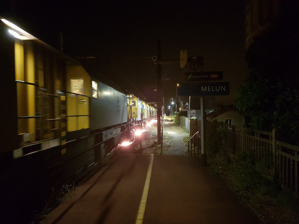 CARREREAlexand1's tweet photo. Cette nuit, sur la #ligneD du RER une opération de meulage pour prévenir l'apparition de défauts de surface de rail est organisée par les unités de maintenance Francilien Sud Est de l'#IFPSE pour contribuer au confort et à la sécurité des voyageurs. @SNCFReseau https://t.co/9jxJSTGet5