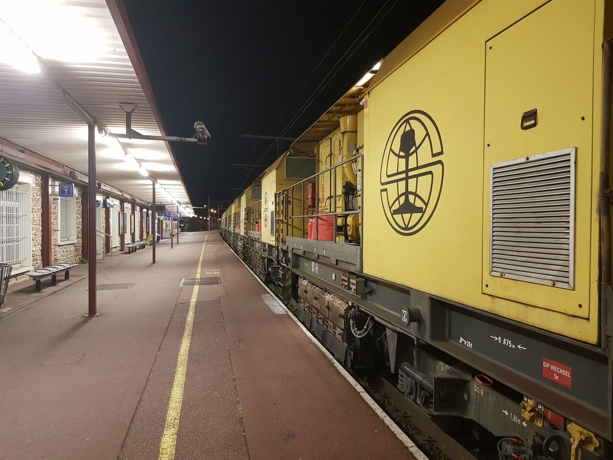 CARREREAlexand1's tweet photo. Cette nuit, sur la #ligneD du RER une opération de meulage pour prévenir l'apparition de défauts de surface de rail est organisée par les unités de maintenance Francilien Sud Est de l'#IFPSE pour contribuer au confort et à la sécurité des voyageurs. @SNCFReseau https://t.co/9jxJSTGet5