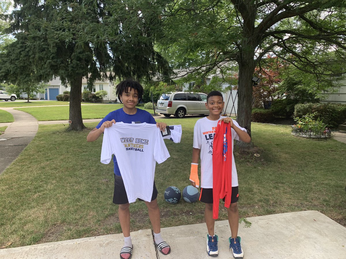 SweetHomeHoops's tweet photo. Winners of our 1st 4 weeks (6/15-7/12) virtual summer workouts:
Team: PB&amp;J 
@Dom8503 &amp; Josh Goscinski 
shots attempted- 7460
Total points- 37

Allstars:
Jaidyn McGrath shots attempted 6130
SilasFairclough shots attempted 4770
@SHCSDAthletics 
#getbetter https://t.co/uDmS9aNvJZ