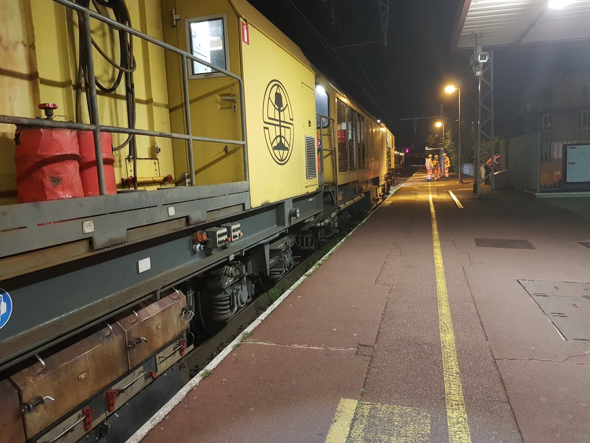 CARREREAlexand1's tweet photo. Cette nuit, sur la #ligneD du RER une opération de meulage pour prévenir l'apparition de défauts de surface de rail est organisée par les unités de maintenance Francilien Sud Est de l'#IFPSE pour contribuer au confort et à la sécurité des voyageurs. @SNCFReseau https://t.co/9jxJSTGet5