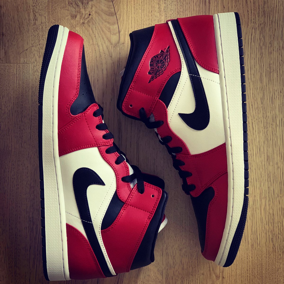 kickersteps's tweet photo. Air Jordan 1 Mid ‘Chicago Black Toe’

Red and black look amazing together 🔴⚫️

Release Date: 04/01/2020

#sneakers #sneakerhead #airjordan #airjordan1 #jumpman23 #jordan1 #chicago #chicagobulls #kickersteps https://t.co/4k56aneKiC