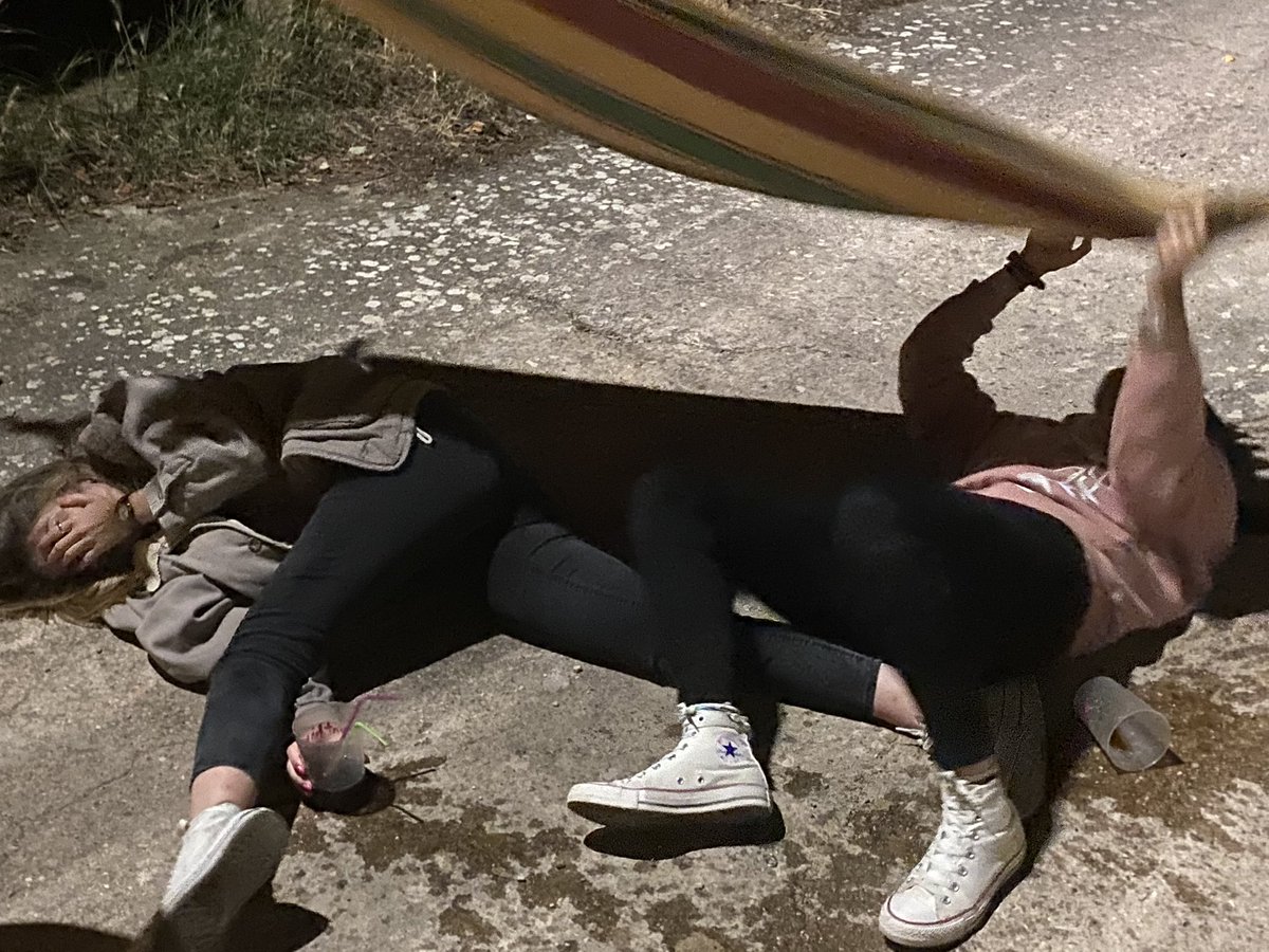 Cynthiuuss's tweet photo. En que momento pensé que meter a 20 personas en mi casa iba a ser buena idea https://t.co/Op10PrSD8a