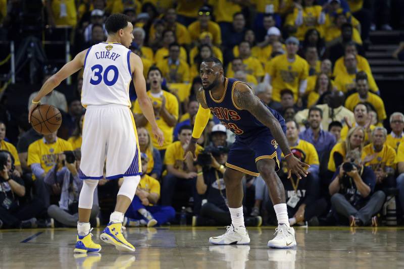 DubsFanJay's tweet photo. In 2015 Steph Curry became the only player in history to defeat the other 4 members of the All-NBA 1st team in the playoffs 

He did so by averaging 

28.3 PTS | 5.0 REB | 6.4 AST
45.6% FG | 42.2% 3PT | 56.7% eFG https://t.co/anpOsjlgHh