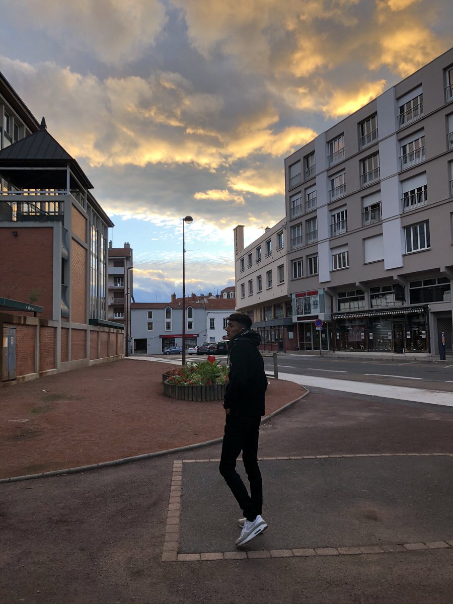 Que dieu t’accueille comme il se doit, s’il te plaît veille sur ta famille, veille sur nous, veille sur moi ...❤️ repose en paix mon frère