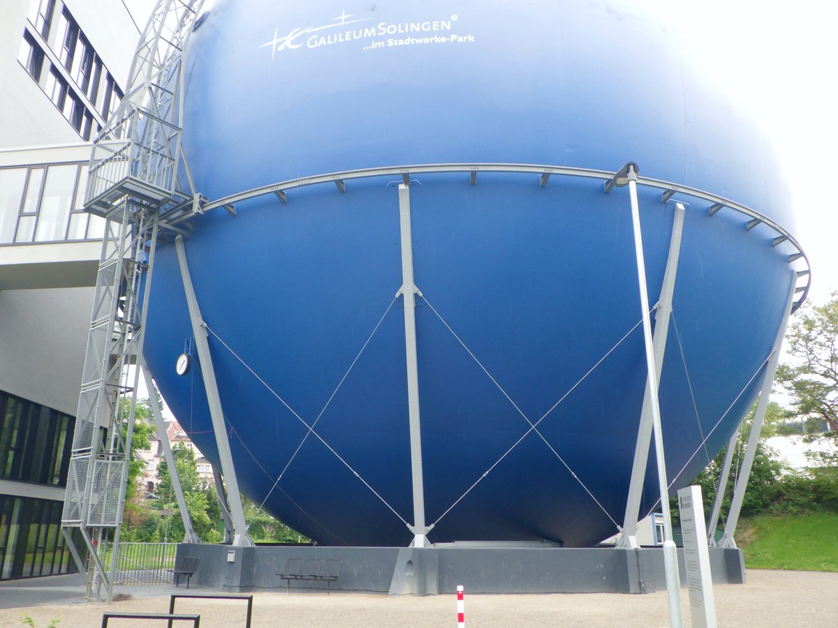 The old gasometer part. Apparently they used to convert coal into gas, then store it in this gasometer, which then supplied a gas network for the town (including the old street lanterns). I have a secret ambition to one day cut a chain and climb the outside ladder, to take photos