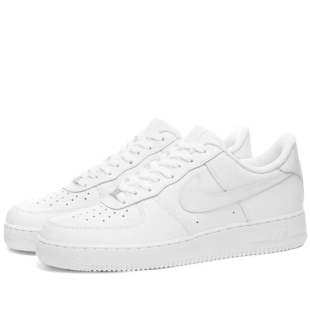 sneakerhack1's tweet photo. NIKE AIR FORCE 1 のホワイトが国内は中々手に入りづらいらしいので、ENDで買ってプレゼント企画します
22cm~31cmまで希望のサイズを当選後相談

応募方法はRTだけだとAPIの関係で厳正な抽選できませんので、このアカウントをフォロー＆RTの上引用RTで
#フォロワー稼ぎ
応募期間〜7月18日24時まで https://t.co/kKL48rc2yp