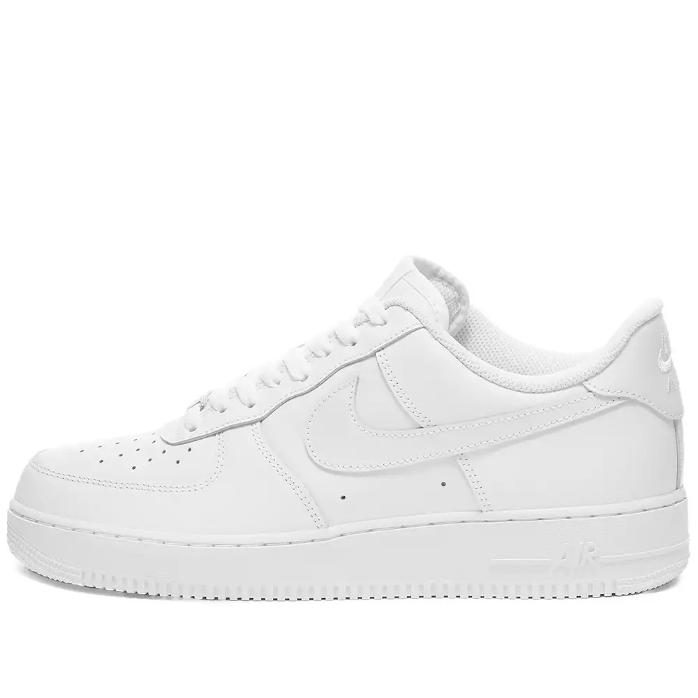 sneakerhack1's tweet photo. NIKE AIR FORCE 1 のホワイトが国内は中々手に入りづらいらしいので、ENDで買ってプレゼント企画します
22cm~31cmまで希望のサイズを当選後相談

応募方法はRTだけだとAPIの関係で厳正な抽選できませんので、このアカウントをフォロー＆RTの上引用RTで
#フォロワー稼ぎ
応募期間〜7月18日24時まで https://t.co/kKL48rc2yp