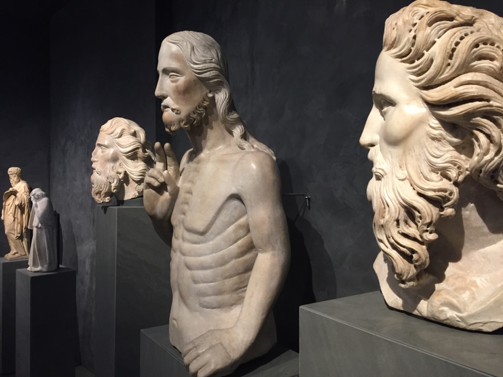 HelloImCarter's tweet photo. I've searched for an hour, but not avail. Internet, I come to you for help.

In the photo below, where is that well located?
I know it was Florence, Italy between the following:
1) Salone del Paradiso, facciata del Battistero
2) ?
3) Galleria delle sculture https://t.co/5NWdR3rCZo