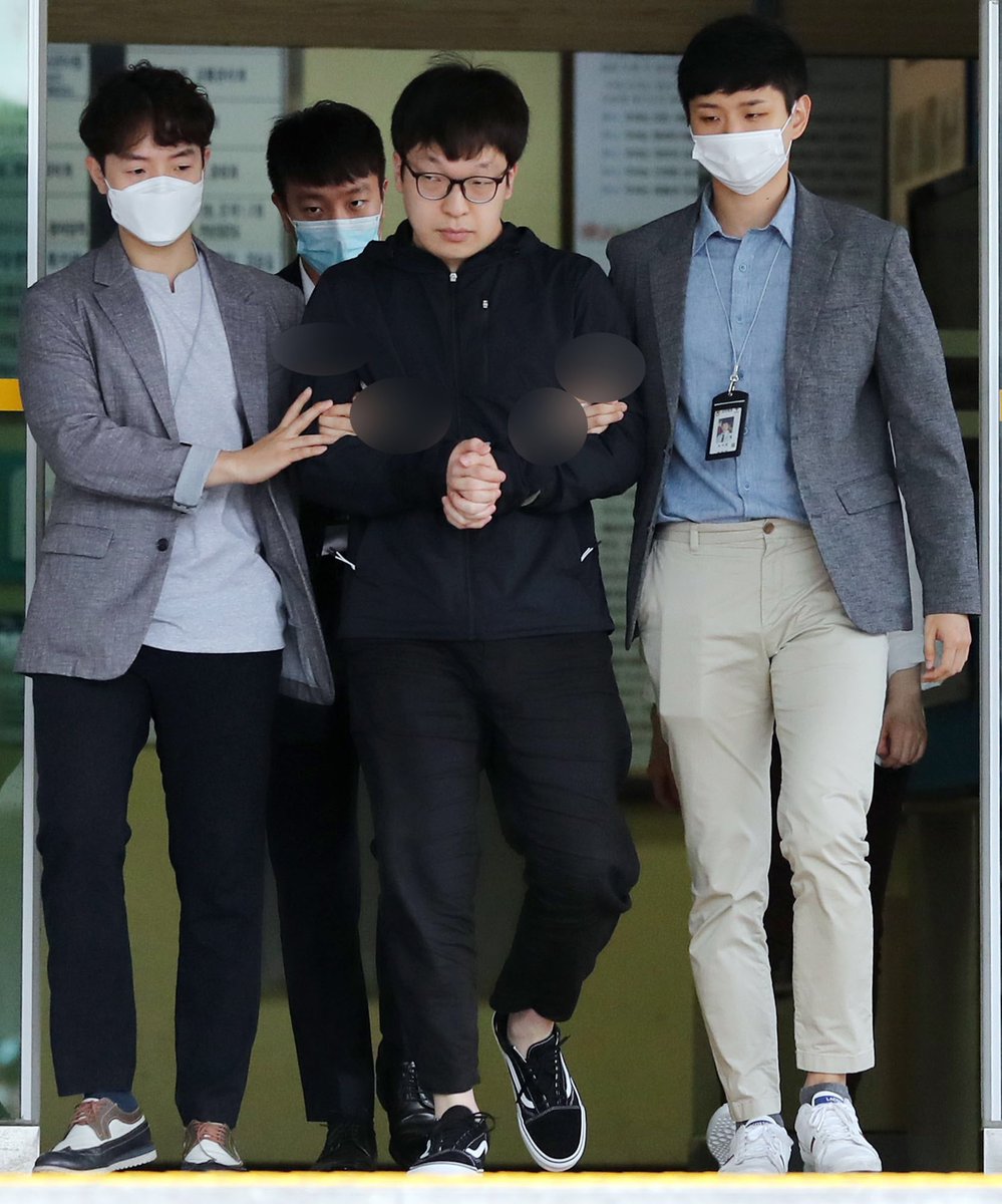 경찰이 텔레그램 단체 채팅방 '박사방'에서 '박사' 조주빈(25)과 함께 성착취 영상물을 제작·유포한 공범 남경읍(29)의 신상을 공개했다.
동시 접속자 최대 기록 1만여 명에 달하는 텔레그램 성착취 채팅방 이용자 가운데 '6번째' 공개 피의자다.
naver.me/5X3Vrkz5