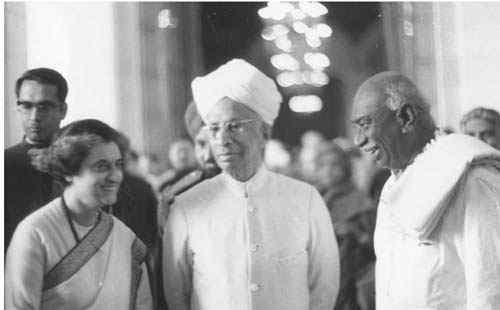 varunvishnu9711's tweet photo. Rememberin #BharatRatna #KalviThandai #INCstalwart #KKamarajar on his birth anniversary💐
His contribution in the field of Education ws notable.He ws instrumental in settin up schools in evry panchayat,startd #MidDayMeal introduced #FreeUniforms 2 children 2 weed out inequalities https://t.co/doDHzKI0tm